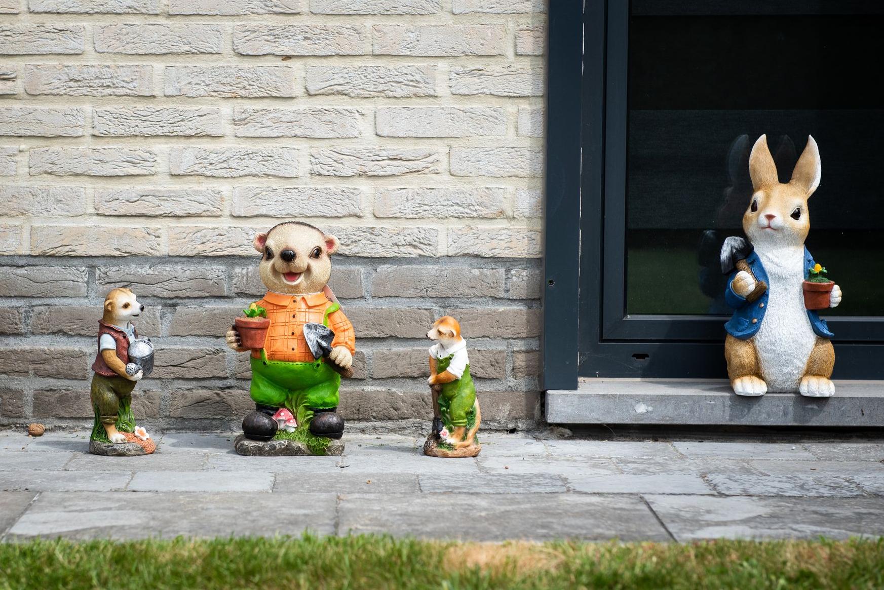 Vier Märchentiere auf einer Terrasse vor einem Fenster Garden ID