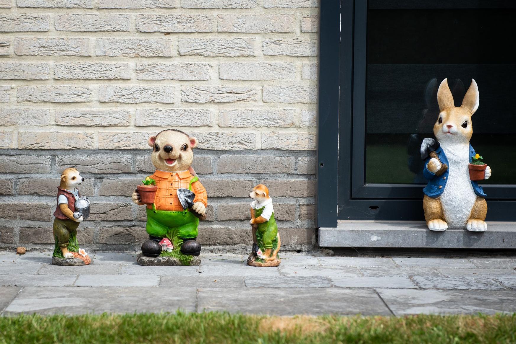 Quatre animaux de contes de fées sur une terrasse devant une fenêtre Garden ID