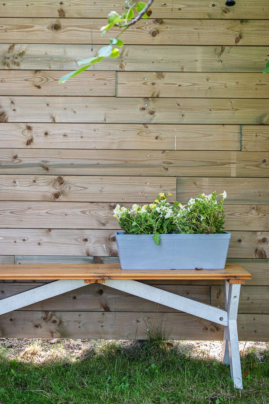 Eco pot Green Care recyclé, recyclable et incassable jardinière Impact gris clair sur un banc Garden ID