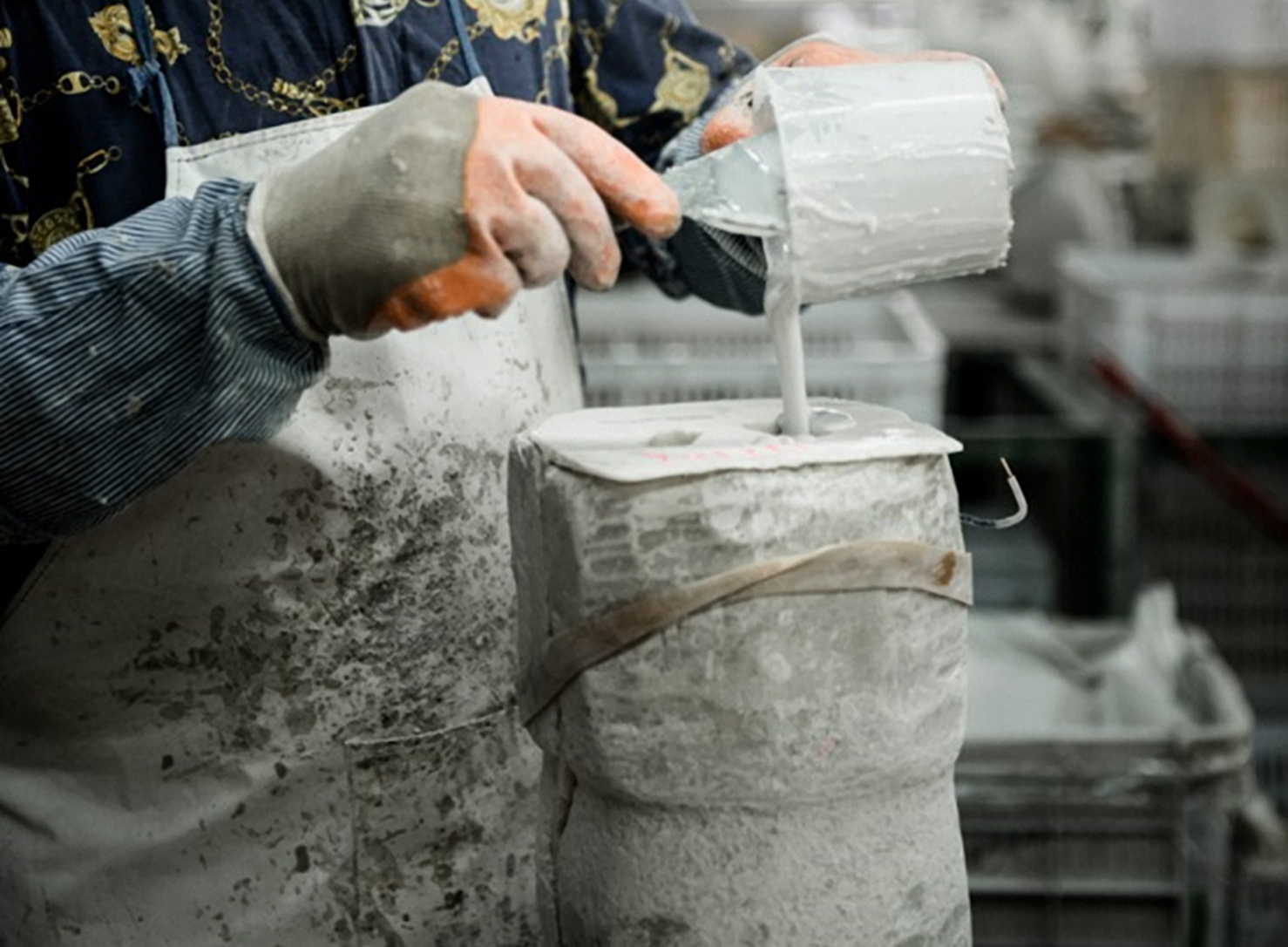 Garden ID-sculpture production Unsaturated polyester resin is poured into the mold.