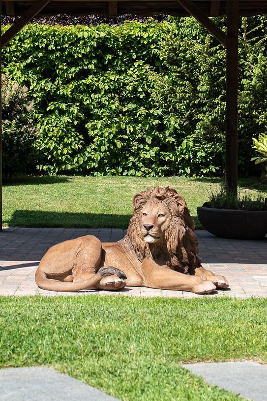 Garden ID-eine Löwenstatue, die sich in der Sonne sonnt