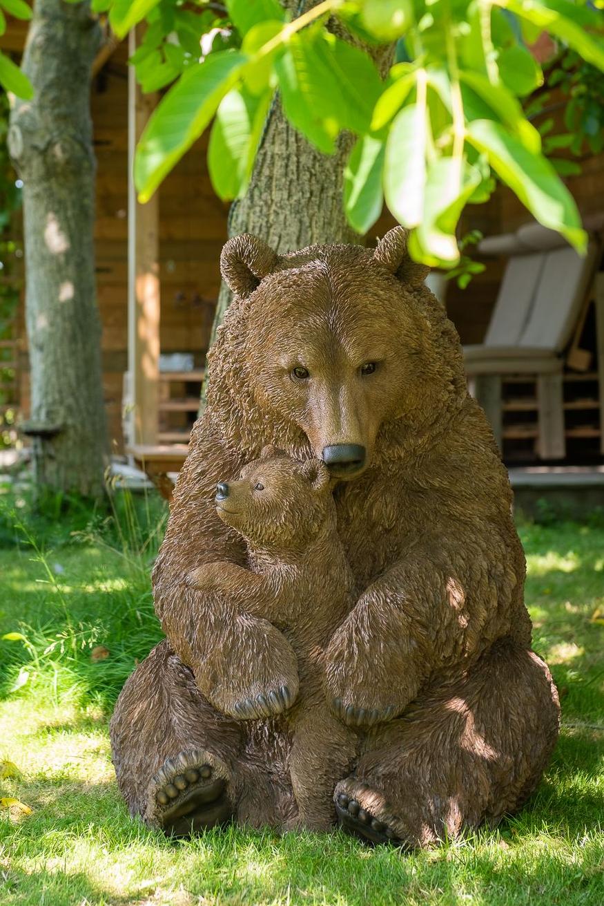Garden ID-a statue of Mama Bear and her baby under a tree