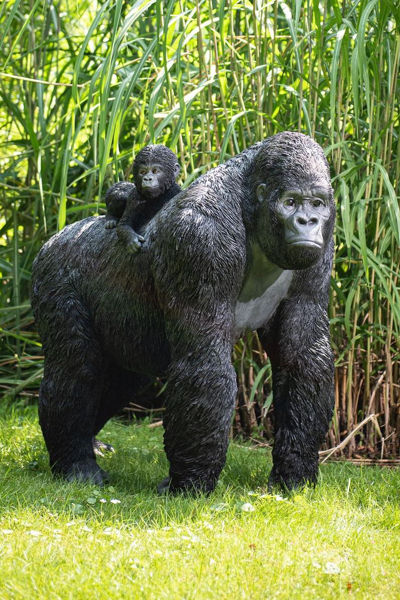 Stehende Gorilla-Statue mit Baby auf dem Rücken vor Bambus in einem Garten Garden ID